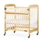 Culla Portatile Compatta in Legno con Ruote Bloccabili, 101,6 × 66,7 × 99,4 cm, Pino Naturale, Materasso da 61 × 96,5 cm Incluso