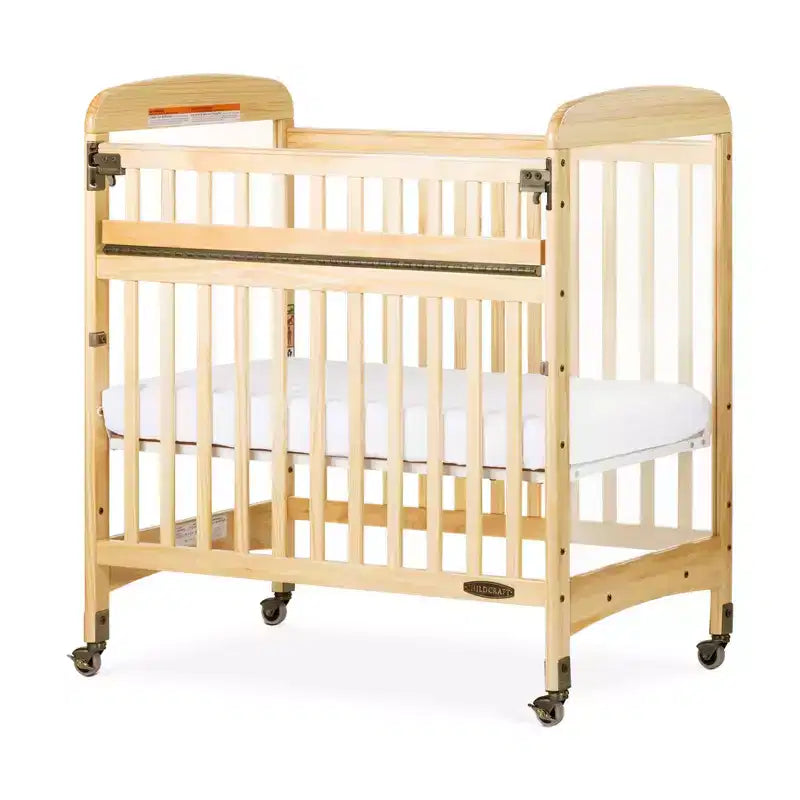Culla compatta portatile in legno con 2 ruote bloccabili, passa attraverso le porte, 40H x 26.25W x 39.13D in, Pino naturale, supporta fino a 50 libbre