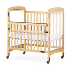 Culla Portatile Compatta in Legno con Ruote Bloccabili, 101,6 × 66,7 × 99,4 cm, Pino Naturale, Materasso da 61 × 96,5 cm Incluso
