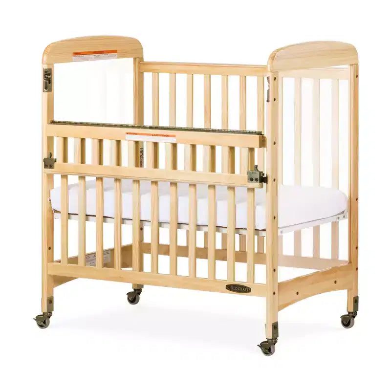 Culla compatta portatile in legno con 2 ruote bloccabili, passa attraverso le porte, 40H x 26.25W x 39.13D in, Pino naturale, supporta fino a 50 libbre
