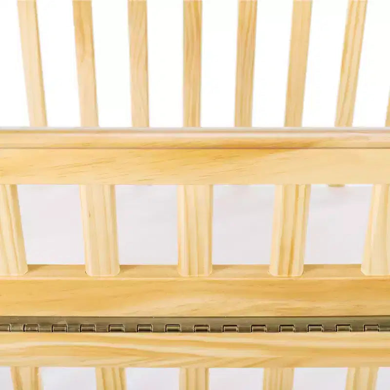Culla compatta portatile in legno con 2 ruote bloccabili, passa attraverso le porte, 40H x 26.25W x 39.13D in, Pino naturale, supporta fino a 50 libbre