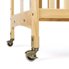 Culla Portatile Compatta in Legno con Ruote Bloccabili, 101,6 × 66,7 × 99,4 cm, Pino Naturale, Materasso da 61 × 96,5 cm Incluso