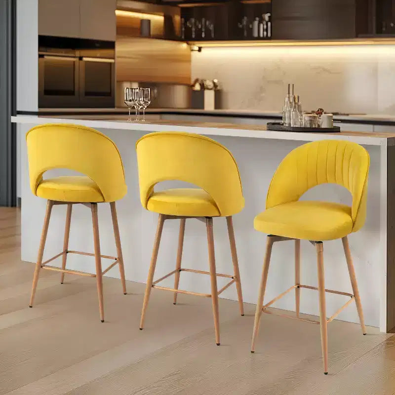Sgabelli da bar girevoli in velluto ad altezza bancone con schienale curvo e gambe effetto legno, set da 3, seduta 44,5L x 40P cm