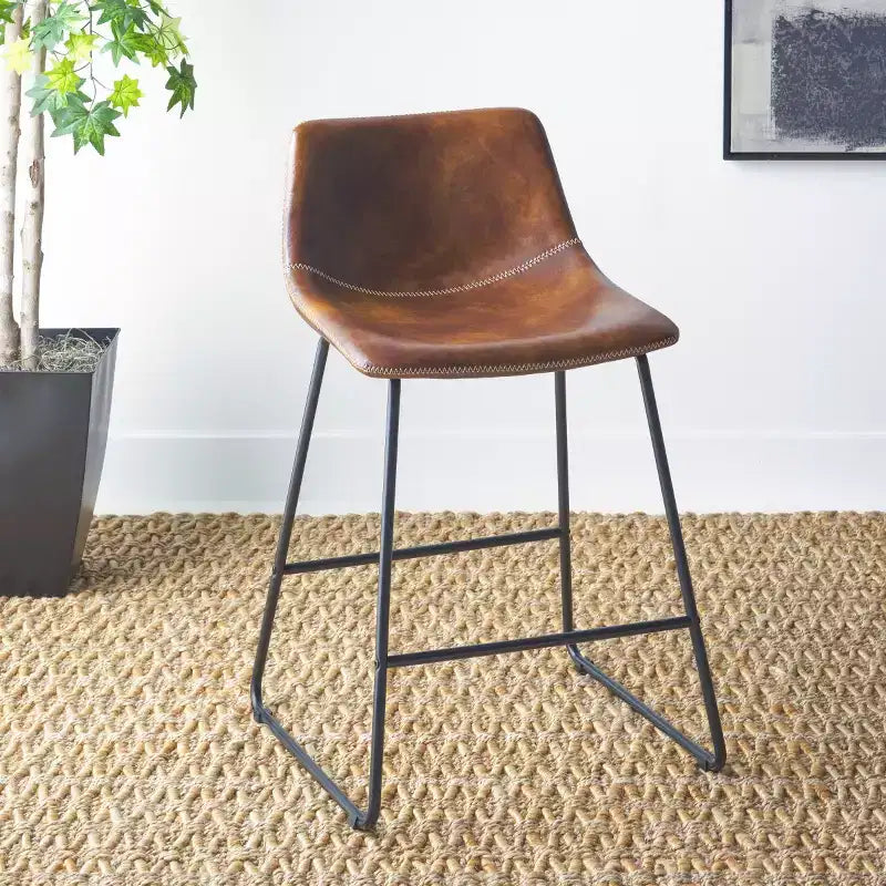Sgabello da bancone con struttura in ferro, seduta e poggiapiedi in pelle, altezza fissa 61 cm, seduta 47L x 36P cm