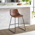 Sgabello da bancone con struttura in ferro, seduta e poggiapiedi in pelle, altezza fissa 61 cm, seduta 47 cm L × 36,1 cm P