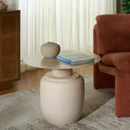 Tavolino laterale alto in ceramica beige con design curvo